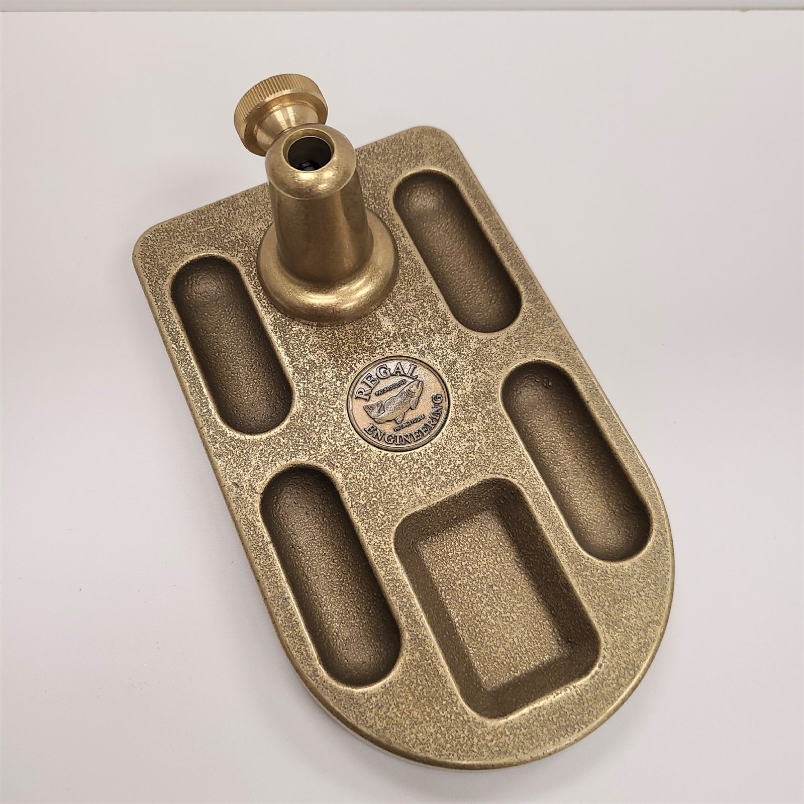 Étau Regal Engineering Medallion – À Mâchoires Bronze – Montage Mouche – Occasion